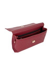 Portefeuille en cuir rouge avec surface texturée, fermoir en métal doré et compartiment intérieur avec doublure noire et poche zippée.