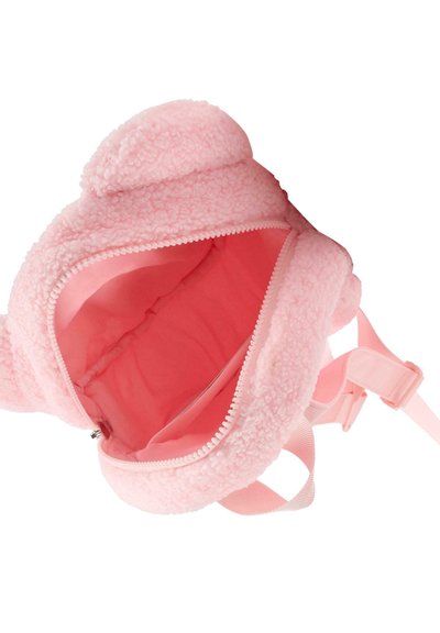 Petit sac à dos rose fluffy avec des oreille de ours, fermeture éclair ouverte montrant un intérieur en tissu rose lisse et des bretelles ajustables.