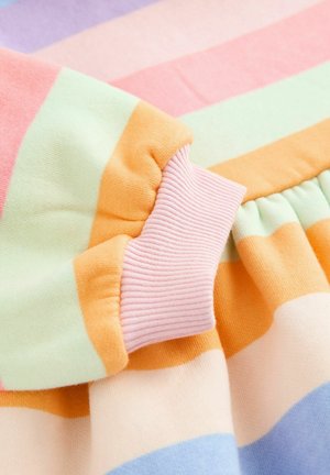 Többszínű csíkozott anyag, amely pasztell rózsaszín, narancssárga, zöld és kék árnyalatokat tartalmaz; puha textúra, bordázott rózsaszín mandzsetta részlettel.