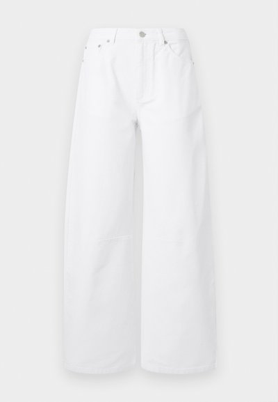 Λευκό παντελόνι με φαρδιά μπατζάκια, κούμπωμα με κουμπί και φερμουάρ, εμπρόσθιες τσέπες και θηλιές για ζώνη, σε απλό φωτεινό φόντο.