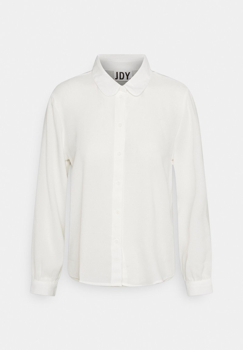 Vit långärmad blus med rund krage och framknäppning, presenterad mot en enfärgad bakgrund.