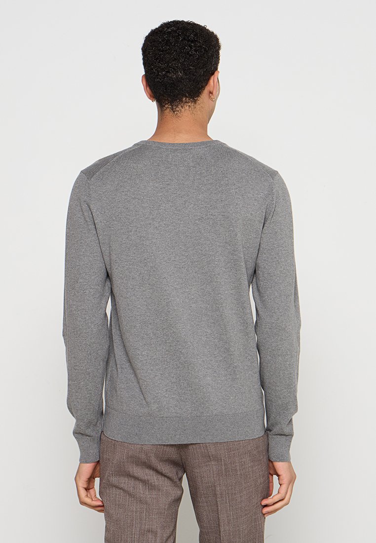Grauer Langarmpullover mit rundem Ausschnitt und gerippten Bündchen und Saum, aus einem glatten Strickstoff. Keine sichtbaren Muster oder Logos.