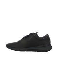 Baskets de sport noires avec un dessus en cuir lisse, un bout arrondi et une semelle rembourrée avec des accents texturés pour une meilleure adhérence.