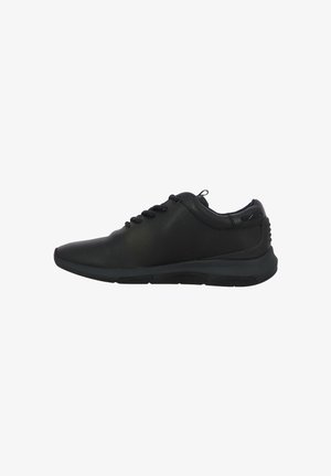 Baskets de sport noires avec un dessus en cuir lisse, un bout arrondi et une semelle rembourrée avec des accents texturés pour une meilleure adhérence.
