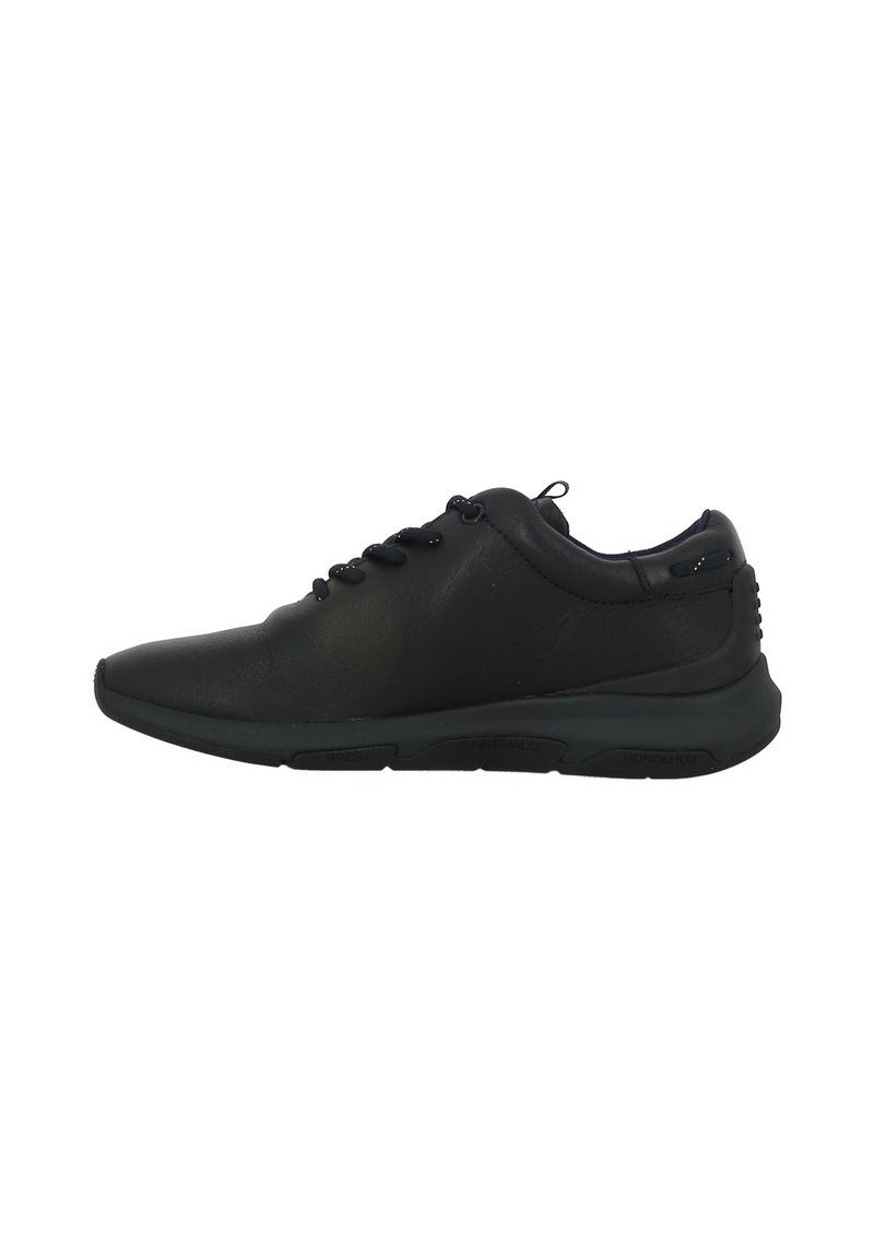 Baskets de sport noires avec un dessus en cuir lisse, un bout arrondi et une semelle rembourrée avec des accents texturés pour une meilleure adhérence.