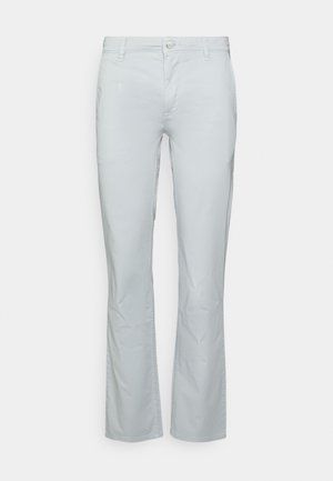 Hellgraue Hose mit geradem Bein, Frontknopf und Reißverschluss, Gürtelschlaufen und Seitentaschen, dargestellt vor weißem Hintergrund.