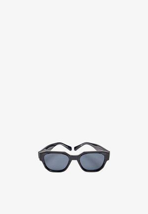 Czarne prostokątne okulary przeciwsłoneczne z grubymi oprawkami i ciemnymi, przyciemnianymi szkłami, przedstawione na białym tle.