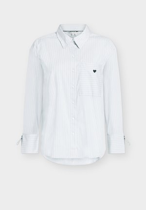 Biela pruhovaná košeľa na gombíky s dlhými rukávmi, náprsným vreckom so vzorom malého srdca a nastaviteľnými manžetami rukávov.