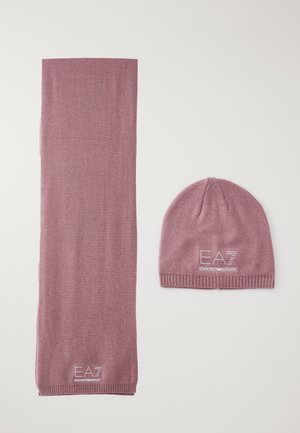 Mauve strikket skjerf og lue med "EA7 Emporio Armani"-logo i hvitt, vist flatt på en hvit bakgrunn.