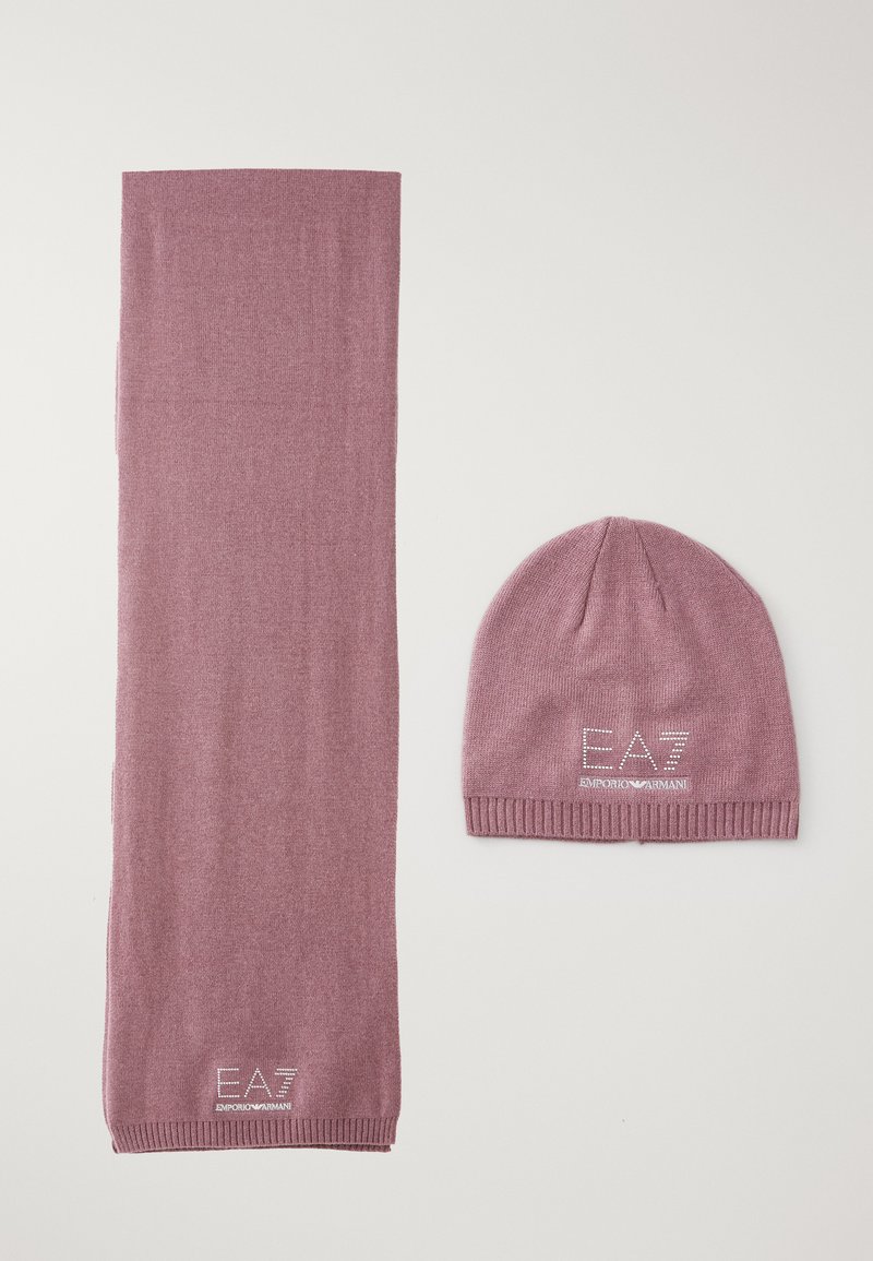 Sciarpa e berretto in magenta lavorati a maglia con logo "EA7 Emporio Armani" in bianco, esposti piatti su uno sfondo bianco.