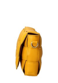 Borsa a tracolla gialla in ecopelle con design trapuntato, dotata di un accent metallico a forma di anello, forma strutturata e base piatta.