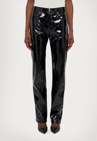 Zwarte gepatineerde leren broek met een slim fit, voorzien van een hoge tailleband, voorzakken en een glanzende afwerking. Draag ik met puntige zwarte hakken.