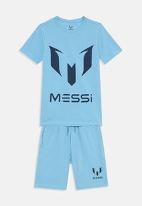 Ensemble athlétique en coton bleu clair comprenant un t-shirt à manches courtes et un short. Logo bleu marine et texte "MESSi" imprimés en évidence sur les deux pièces.
