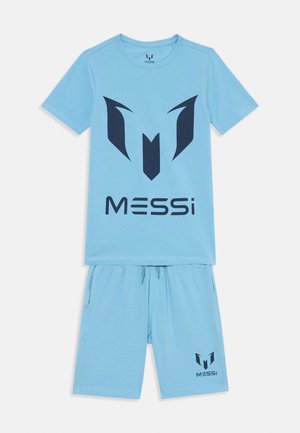 Jasnoniebieski bawełniany zestaw sportowy z krótkim rękawem i szortami. Granatowe logo oraz tekst "MESSi" wyraźnie nadrukowane na obu elementach.