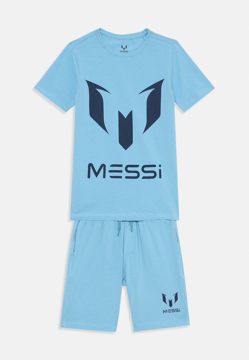 Ensemble athlétique en coton bleu clair comprenant un t-shirt à manches courtes et un short. Logo bleu marine et texte "MESSi" imprimés en évidence sur les deux pièces.