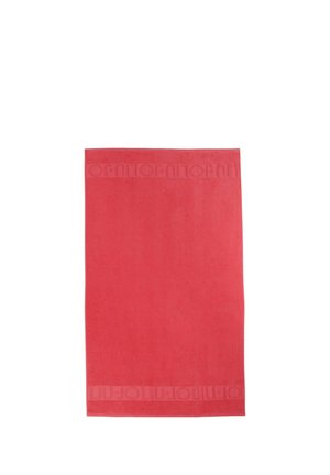 Asciugamano rettangolare rosso con la scritta "LIU JO" in rilievo lungo i bordi superiore e inferiore.