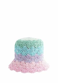 Chapeau seau en crochet texturé multi-couleur dans des teintes de vert menthe, lavande et rose, avec un bord à volants.