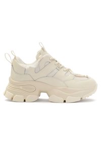 Adidași bej bulky cu un finisaj texturat, material sintetic, panouri de plasă contrastante și etichete pe călcâi pentru o îmbrăcare ușoară.