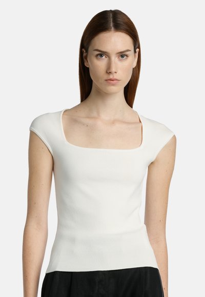 Top bianco a coste con scollatura quadrata e maniche a cappuccio, caratterizzato da una silhouette aderente e una texture liscia.