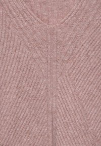 Ljusrosa stickad tröja med V-hals och ribbad textur, med vertikala och diagonala linjer för detalj. Mjuk och mysig material.