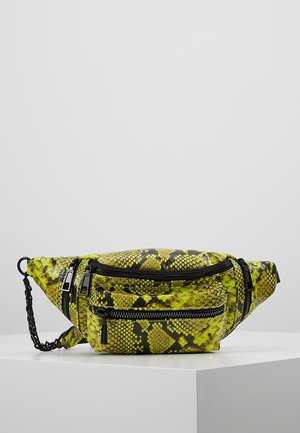 Żółto-czarna nerka w stylu wężowym z trzema czarnymi kieszeniami na suwak i czarnym łańcuszkiem, umieszczona na białej powierzchni.