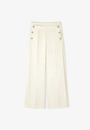 Pantaloni a gamba larga in morbido tessuto crema, dotati di quattro bottoni dorati sul lato sinistro, con pieghe nette e un design su misura.