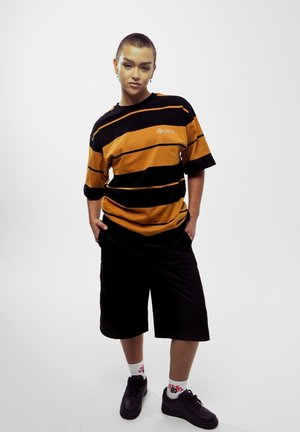 CAUSING PANIC - T-shirt print - naranja