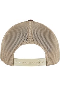 Berretto da baseball in rete beige con visiera curva, dotato di una cinghia regolabile in plastica e di un accento marrone sulla parte superiore.