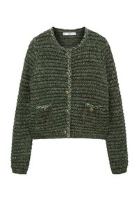 Cárdigan verde de punto con un patrón texturizado, cuello redondo, cinco botones y dos bolsillos delanteros. Largo corto con puños acanalados.