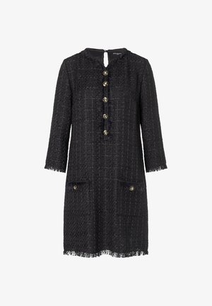 Zwart tweed jurk met een gestructureerd patroon, ronde halslijn, driekwart mouwen en gouden knoopaccenten. Heeft franjes en zakken.