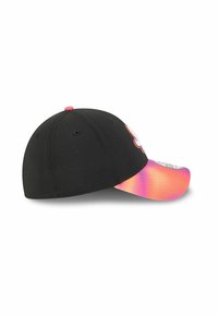 Schwarze, taillierte Basecap mit einem leuchtend orange- und lila-gradienten, geschwungenen Schirm und einem kleinen rosa Knopf oben.