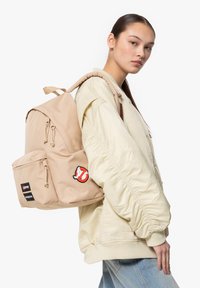 Eastpak DAY PAK'R - Mochila - gb suit
