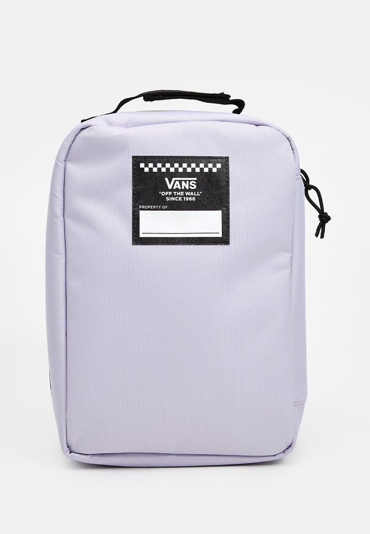 VANS Rucksack aus leichtem Lavendelstoff, rechteckige Form, mit einem schwarzen Etikett im Schachbrettmuster und einem Kordelzugverschluss.