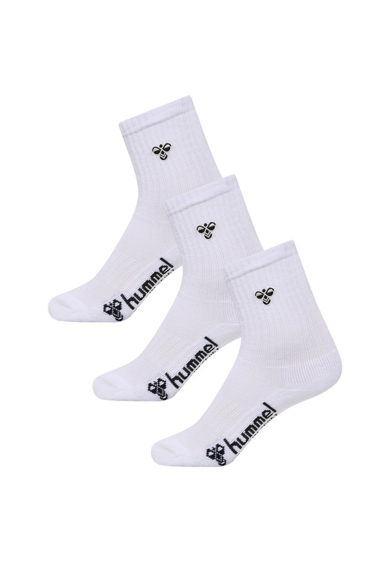 Vita crew-strumpor med ribbad textur, svart logotyp och bi-grafik, tre par staplade tillsammans, blandmaterial av bomull.