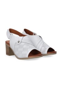 Weiße offene Zehen-Heelsandalen mit durchbrochener Lederoberfläche, einem Slingback-Riemen und einem hellbraunen Blockabsatz. Glatte Innenauskleidung.