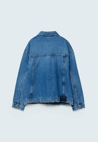 Denimjack in mediumblauw; oversized ontwerp met een klassieke kraag, lange mouwen en een vervaagde textuur. Ongewerkte zoomdetail aan de onderkant.