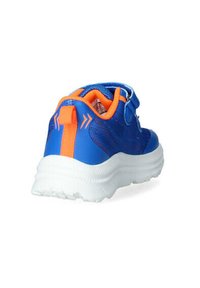 Scarpa sportiva blu con un accento arancione, caratterizzata da una tomaia testurizzata, una robusta cintura posteriore e una suola bianca imbottita.