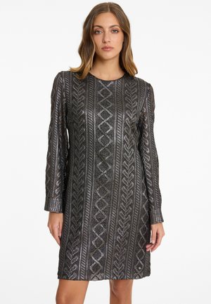 Sprankelende zwarte jurk met lange mouwen, gemaakt van textuurstof met complexe geometrische patronen en een rechte silhoutte.