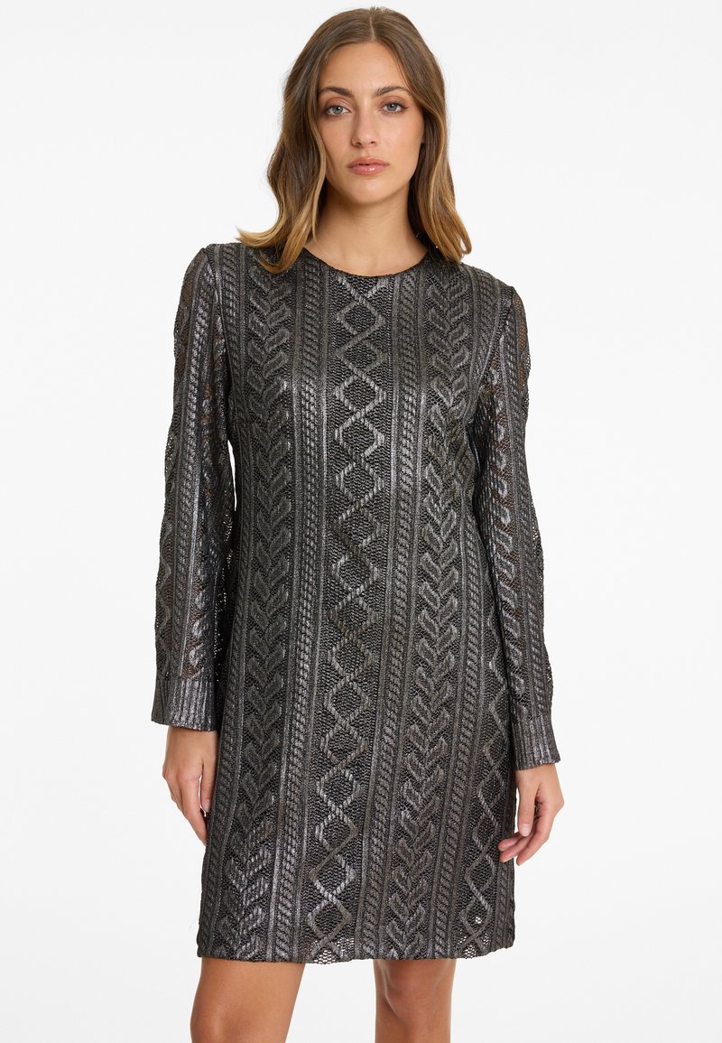Schimmerndes schwarzes Kleid mit langen Ärmeln, aus strukturiertem Stoff mit komplizierten geometrischen Mustern und gerader Silhouette.