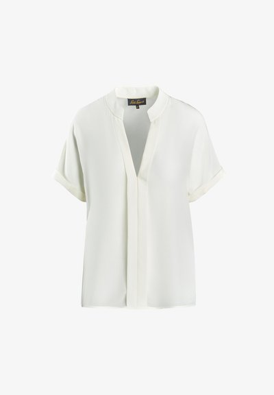 Blusa bianca a maniche corte con colletto e scollatura a V, realizzata in tessuto leggero, caratterizzata da un design pulito e minimalista e con polsini arrotolati.