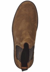 Braunes Wildleder-Ankle-Boot mit elastischen Seiteneinsätzen, abgerundeter Zehenpartie, kontrastierendem dunklem Sohlenbereich und sichtbaren Nähten entlang der Kanten.