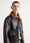 ICON ENVELOPE - Sac bandoulière - black