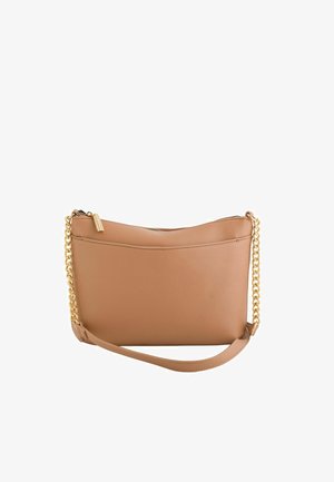 Bolso de cuero marrón claro con asa de cadena dorada y cierre de cremallera, mostrado sobre fondo blanco.