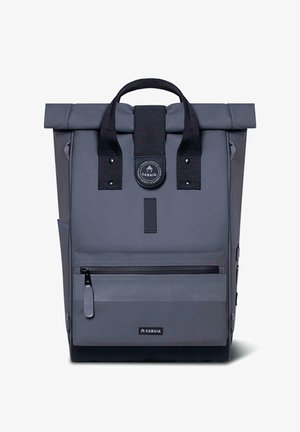 Grauer Rolltop-Rucksack aus strapazierfähigem Gewebe, ausgestattet mit verstellbaren Schulterriemen, einer vorderen Zip-Tasche und einem runden Logo-Patch.