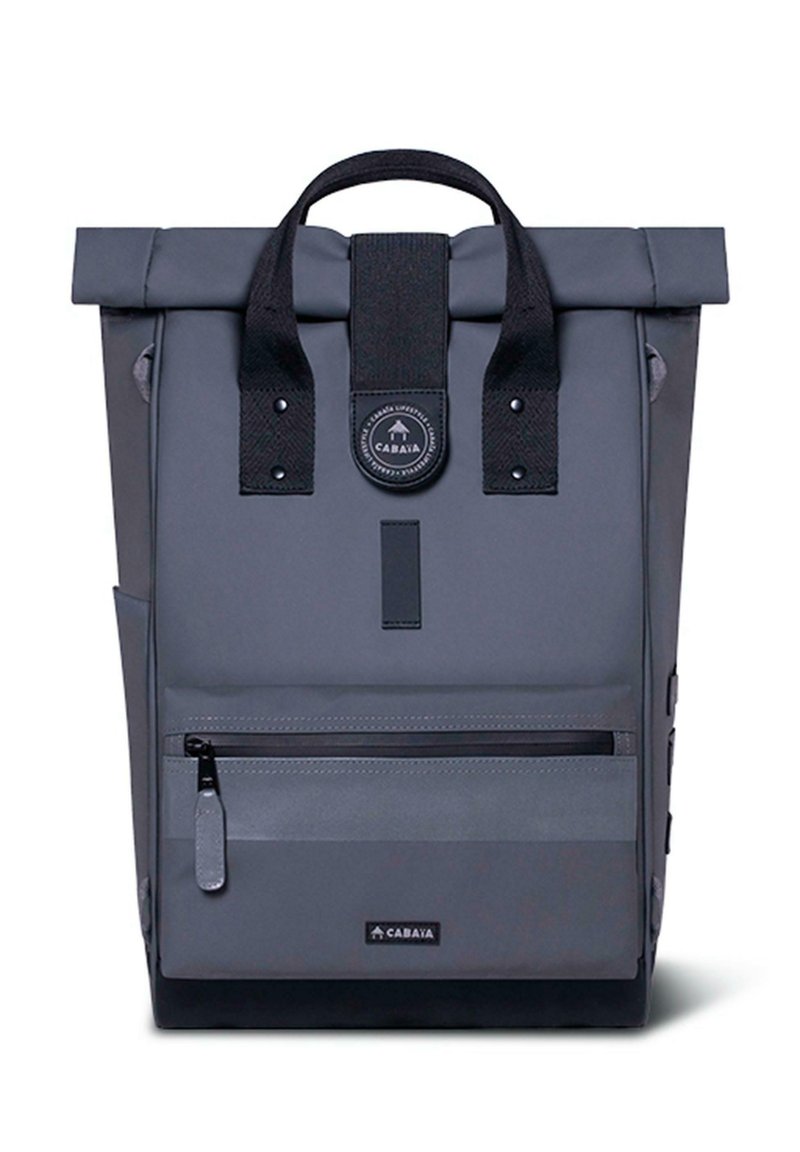 Zaino grigio a cappuccio rovesciato realizzato in tessuto resistente, con spallacci regolabili, tasca frontale con zipper e un patch rotondo con logo.