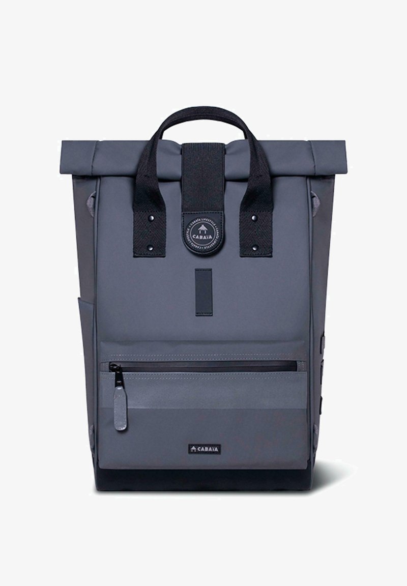 Zaino grigio a cappuccio rovesciato realizzato in tessuto resistente, con spallacci regolabili, tasca frontale con zipper e un patch rotondo con logo.