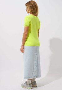 Authentic Cashmere COL V - Jednoduché tričko - neon yellow
