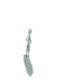 Bolso de cuero texturizado azul claro con una correa desmontable y herrajes plateados, que cuenta con un cierre de doble cremallera y forma ovalada.