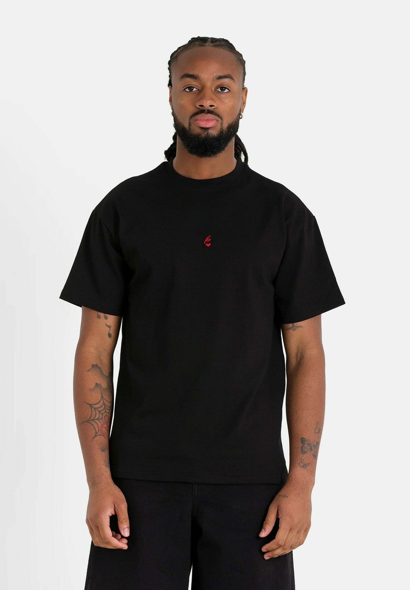 Zwarte korte mouwen t-shirt van katoen, met een klein rood logo op de borst, met een relaxte pasvorm en ronde hals.