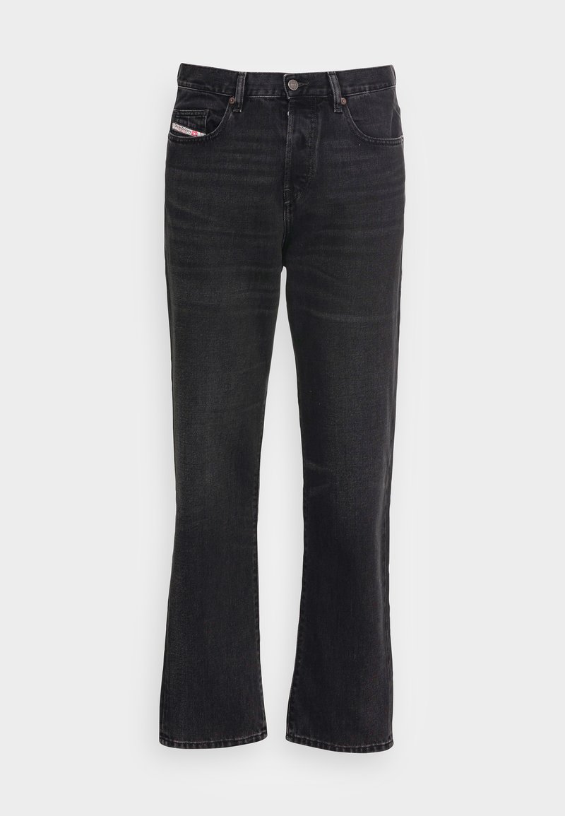 Zwarte denim flared jeans met vijf-pocket ontwerp, metalen knoopsluiting en subtiele wasdetails op de stof voor textuur.